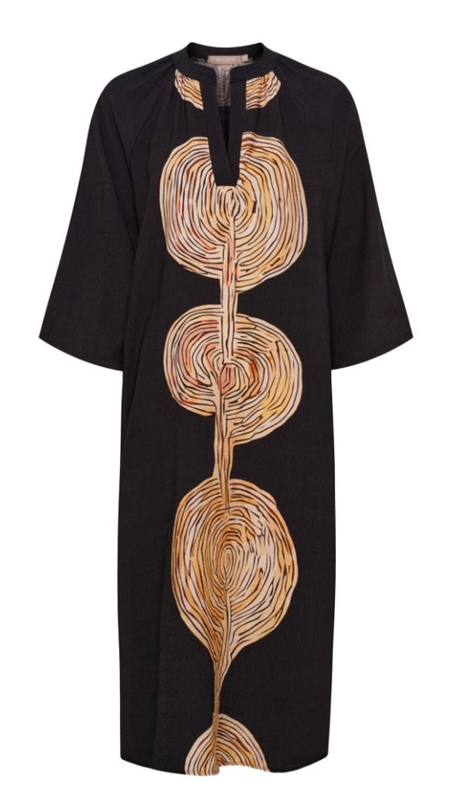 Brisa . Dress. Marta klänning i Rak. Modell med fint mönster !, fram & baktill ..,& med fickor . Love. Pockets . 1. L/Xl. Finns & två st. S/m. 749kr, st.
