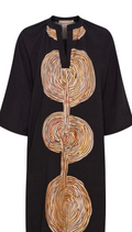 Brisa . Dress. Marta klänning i Rak. Modell med fint mönster !, fram & baktill ..,& med fickor . Love. Pockets . 1. L/Xl. Finns & två st. S/m. 749kr, st.