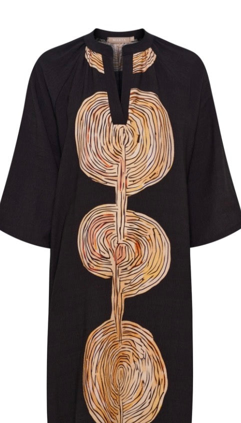 Brisa . Dress. Marta klänning i Rak. Modell med fint mönster !, fram & baktill ..,& med fickor . Love. Pockets . 1. L/Xl. Finns & två st. S/m. 749kr, st.