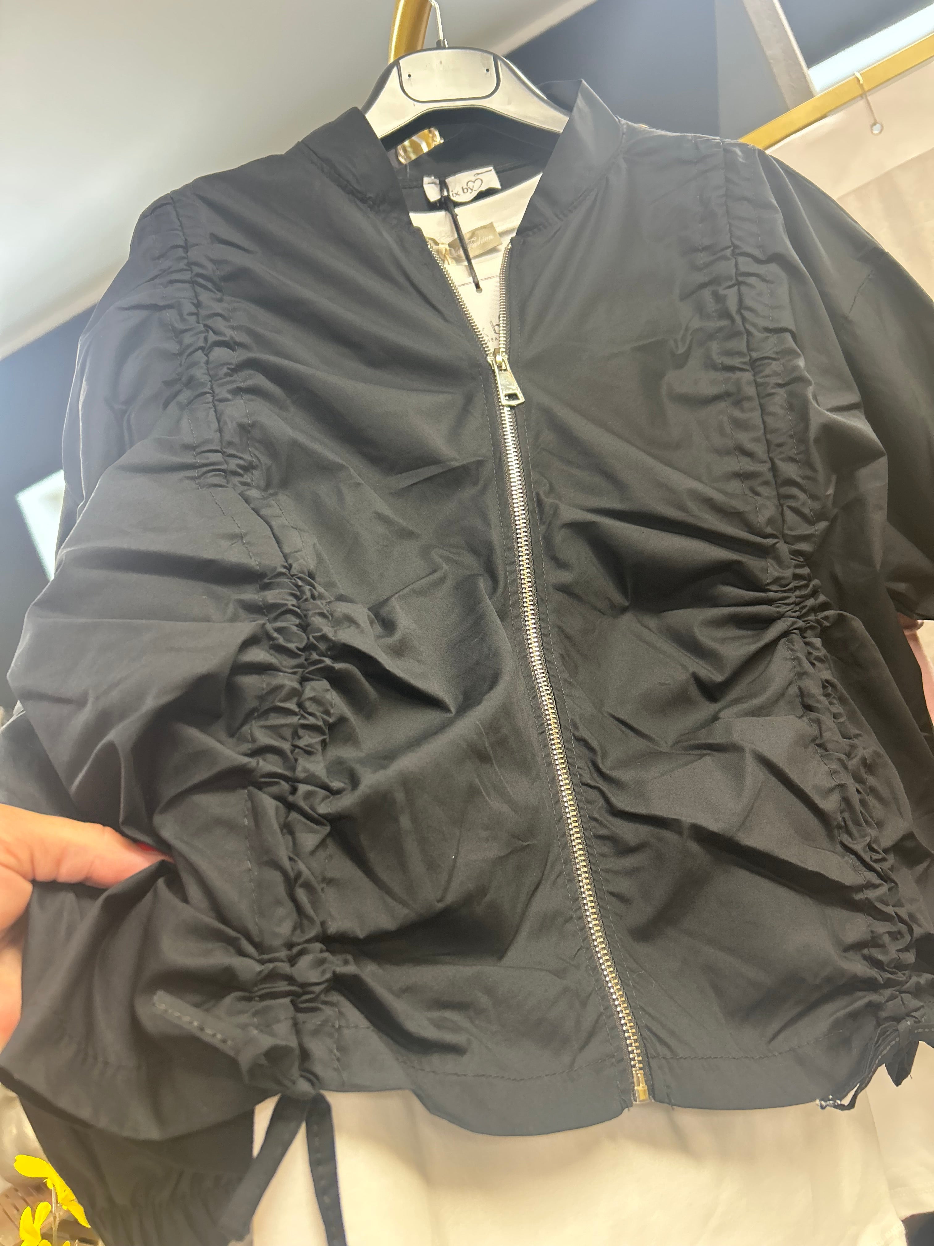 Emmie. Tunn inomhus jacka. Från Mixbyheart, 599kr. ✔️ 34~36, till 40/42. (Onesize)
