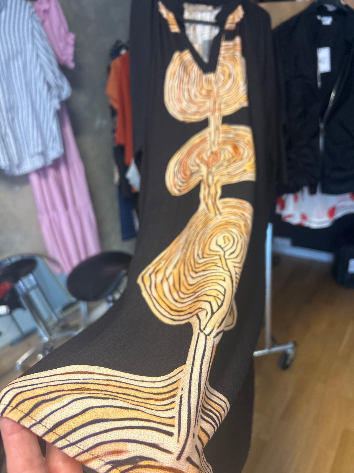 Brisa.Dress. Marta klänning i Rak. Modell med fint mönster !, fram & baktill & med fickor! Love.Pockets. 1. L/Xl ~ Finns & två st. S/m, 749kr, st. Ljuvlig kvalitet !