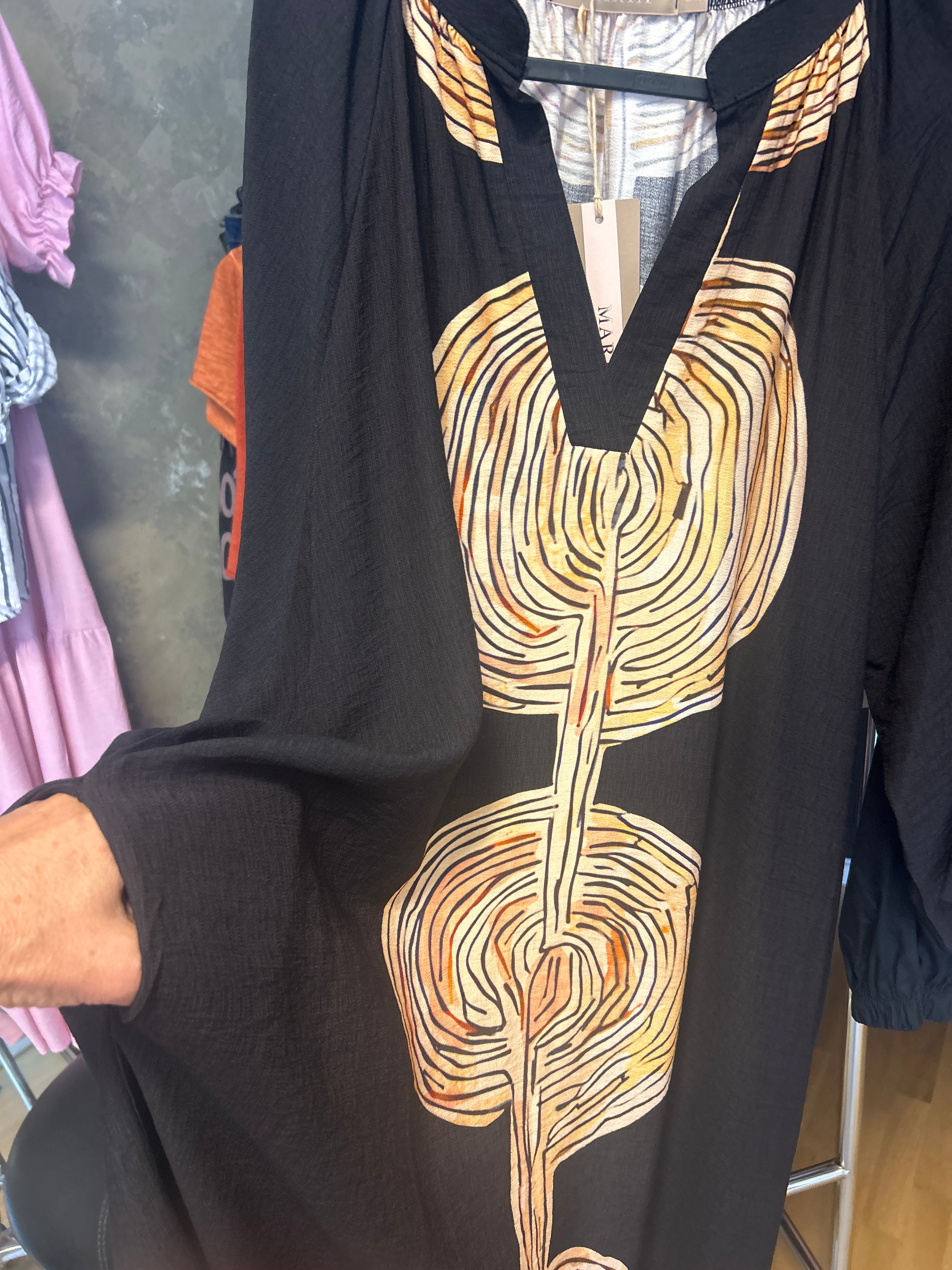 Brisa.Dress. Marta klänning i Rak. Modell med fint mönster !, fram & baktill & med fickor! Love.Pockets. 1. L/Xl ~ Finns & två st. S/m, 749kr, st. Ljuvlig kvalitet !